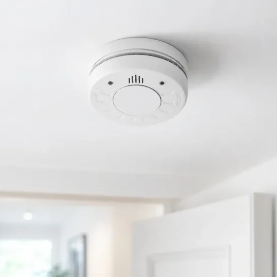 Wir montieren geprüfte Rauchwarnmelder nach DIN EN 14604 – wahlweise Q-zertifiziert oder als Smart-Home-Variante.