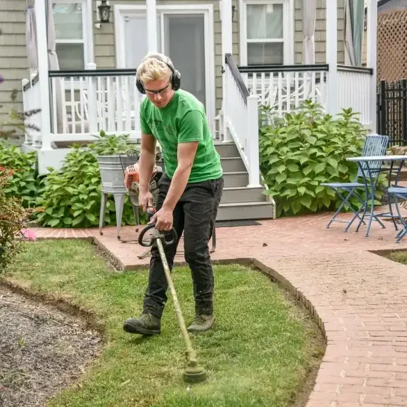 Gartenpflege & Außenanlagen – Zuverlässiger Rasen- und Heckenschnitt Professionelle Gartenpflege und Pflege von Außenanlagen im Raum Mühlacker und Ludwigsburg – Mitarbeiter bei Rasenschnitt und Rasenpflege mit