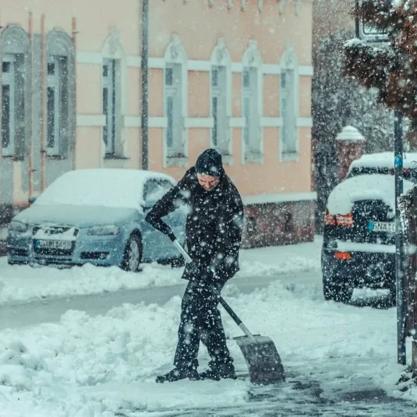 Reinigung & Winterdienst – Sichere Wege in Mühlacker und Umgebung Zuverlässiger Winterdienst und Reinigung von Nutzflächen in Mühlacker – Manuelle Schneeräumung und Gehwegreinigung bei starkem Schneefall.