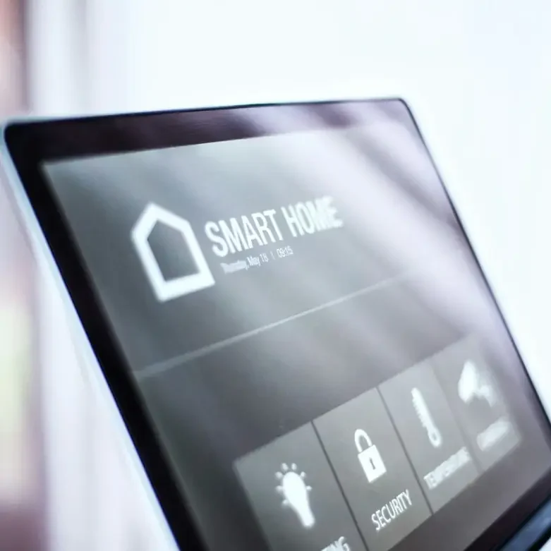 Smart Home & IT-Lösungen – Intelligente Hausautomation Herstellerunabhängige Smart Home Integration und IT-Netzwerke im Raum Böblingen – Zentrales Steuerungs-Display für Hausautomation und Energi